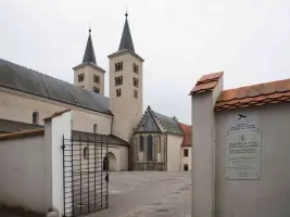 Vedle kláštera se nachází románský kostel sv. Jiljí.
