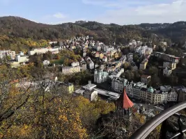 Pohled na Karlovy Vary z vyhlídky Diana.