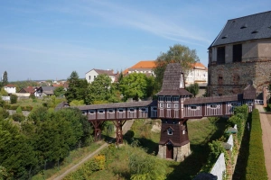 zámek Nové Město nad Metují - dřevěný most v zámecké zahradě
