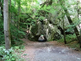 kousek od Punkevní jeskyně se nachází skalní útvar Čertova branka