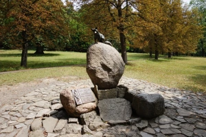 pomník Lišky Bystroušky pod hradem Hukvaldy