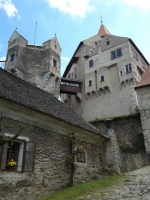 hrad Pernštejn je jeden z nejnavštěvovanějších hradů u nás