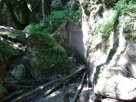 Rudické propadání - zde se voda Jedovnického potoka propadá téměř do hloubky 90 m