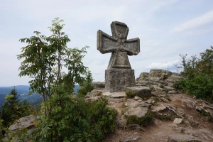 kamenný kříž pod rozhlednou Štěpánka