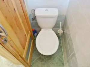 samostatné WC je přístupné přes koupelnu (levá část chaty)