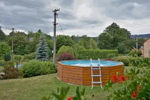 u chaty se nachází bazén (průměr 3,66 m)