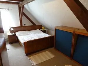 ložnice s dvojlůžkem a 2 plnohodnotnými rozkladacími postelemi
