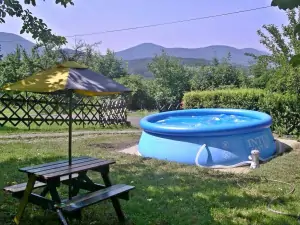 Bazén na zahradě a s ním krásné panorama Beskyd