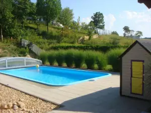 zapuštěný bazén má rozměry (8 x 4 x 1,5 m)