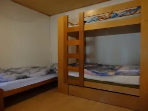 ložnice s lůžkem a patrovou postelí (od roku 2018 bude patrová postel nahrazena dvojlůžkem)