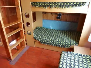 průchozí ložnice s lůžkem a patrovou postelí