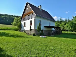 chata Bedřichov se nachází na malebné polosamotě a nabízí pronájem pro 8 osob