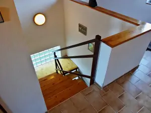 schodiště v chatě