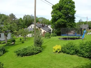 na zahradě je k dispozici trampolína (průměr 5 m)