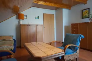 ložnice s lůžkem a rozkládací postelí pro 2 osoby v podkroví