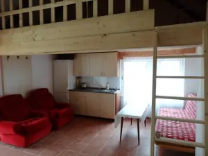 obytná stodola s kuchyňským koutem, posezením a galerií (možnost spaní na 2 matracích)