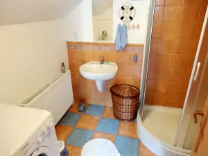 koupelna je vybavena sprchovým koutem, WC, pračkou a umyvadlem