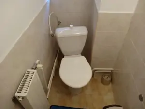 samostatné WC v podkroví