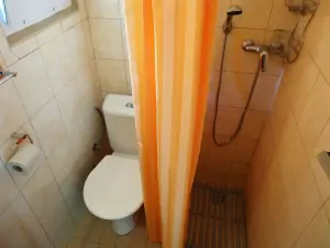 koupelna je vybavena sprchou, WC a umyvadlem