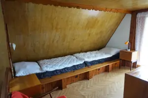 ložnice se 2 lůžky a patrovou postelí