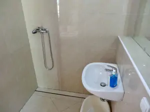 koupelna se sprchou, umyvadlem a WC v přízemí
