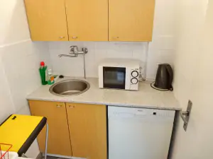 kuchyňka s myčkou na nádobí