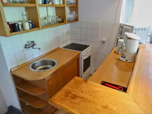 kuchyňský kout v obytné místnosti je oddělen barovým pultem