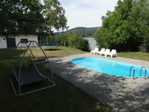 u chaty se nachází zapuštěný bazén