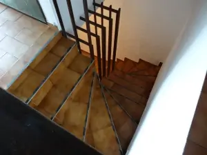 schodiště do sníženého přízemí