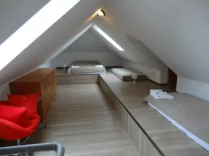 apartmán č. 3 - otevřená podkrovní ložnice se 3 matracemi (1 x pro 2 osoby, 2x pro 1 osobu)