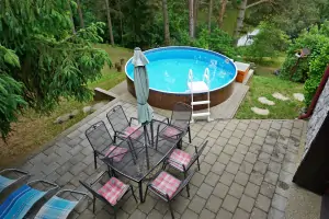 terasa s venkovním posezením a nadzemní bazén