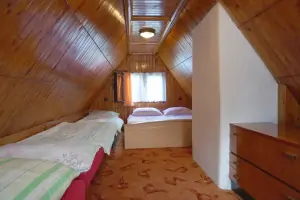 podkrovní ložnice s dvojlůžkem a 3 lůžky