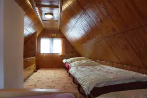 podkrovní ložnice s dvojlůžkem a 3 lůžky