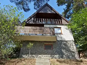 chata Hněvkovice na levém břehu Vltavy - spodní pohled