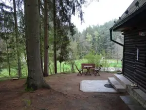 chata Pořešín leží v malebném údolí na kraji lesa s výhledem k řece Malši