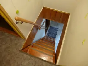 z obytného pokoje vedou příkré schody do podkoví, kde se nacházejí 2 samostatné ložnice