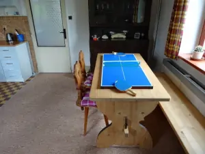 dětský stolní tenis v obytné kuchyni
