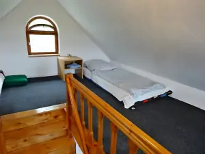 podkrovní pokojíček se 4 matracemi (ideální pro děti)