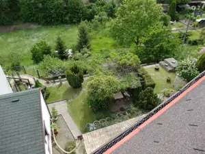 pohled z chaty na zahradu
