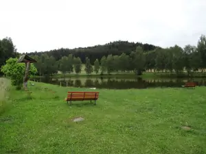 asi 700 m od chaty se nachází rybník, kde je možno rybařit