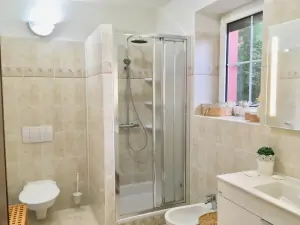 koupelna se sprchovým koutem, WC, bidetem a umyvadlem v přízemí