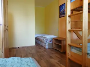 ložnice se 2 lůžky a patrovou postelí (levá část chaty)