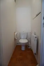samostatné WC v přízemí