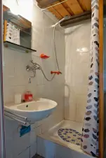 interiér chaty - sprchový kout a umyvadlo
