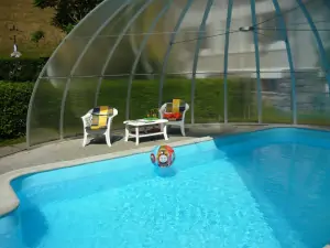 zapuštěný bazén (7 x 4 x 1,5 m) má odsuvné zastřešení