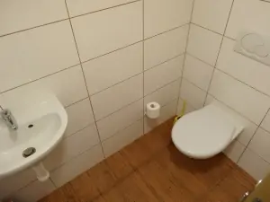 WC (ochlazovna sauny)