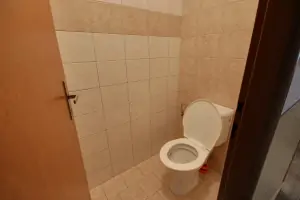 první patro: samostatné WC