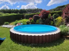 bazén a lehátka na zahradě chalupy Pecka