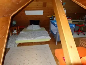 podkrovní ložnice s matrací pro 2 osoby 