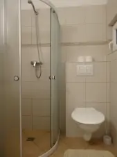 koupelna č. 1 - koupelna se sprchovým koutem, umyvadlem a WC